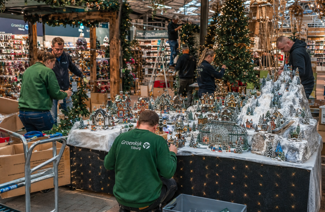 Meehelpen opbouwen kerstshow bij GroenRijk Tilburg
